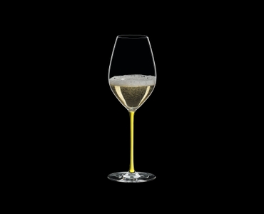 RIEDEL Fatto A Mano Champagner Weinglas Gelb gefüllt mit einem Getränk auf schwarzem Hintergrund