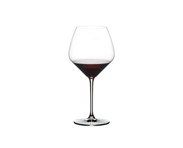 RIEDEL Extreme Pinot Noir rempli avec une boisson sur fond blanc