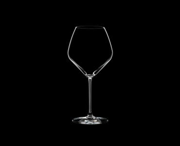 RIEDEL Extreme Pinot Noir auf schwarzem Hintergrund