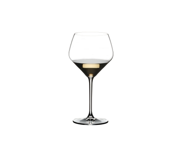 RIEDEL Extreme Restaurant Chardonnay (im Fass gereift) gefüllt mit einem Getränk auf weißem Hintergrund