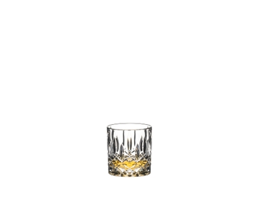 RIEDEL Tumbler Collection Spey Single Old Fashioned rempli avec une boisson sur fond blanc