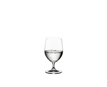 RIEDEL Ouverture Wasser gefüllt mit einem Getränk auf weißem Hintergrund
