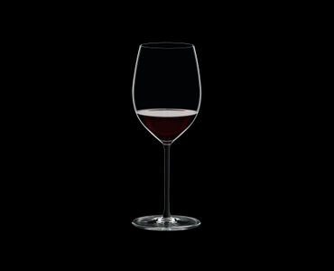 RIEDEL Fatto A Mano Cabernet/Merlot Schwarz gefüllt mit einem Getränk auf schwarzem Hintergrund