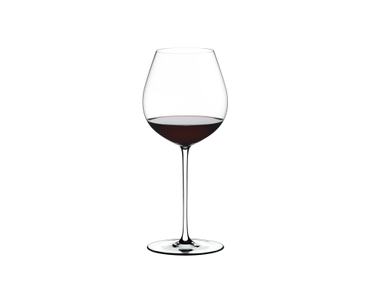 RIEDEL Fatto A Mano Alte Welt Pinot Noir Weiß R.Q. gefüllt mit einem Getränk auf weißem Hintergrund
