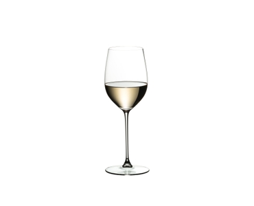 RIEDEL Veritas Viognier/Chardonnay riempito con una bevanda su sfondo bianco