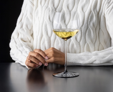 RIEDEL Fatto A Mano Black Tie Chardonnay in use