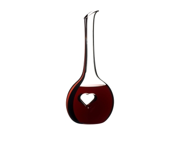 RIEDEL Dekanter Black Tie Bliss Rot R.Q. gefüllt mit einem Getränk auf weißem Hintergrund