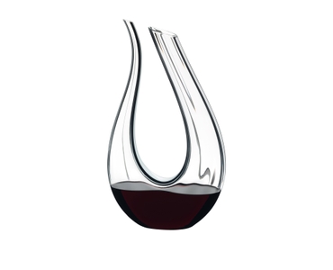 RIEDEL Decanter Amadeo Fatto A Mano filled with a drink on a white background