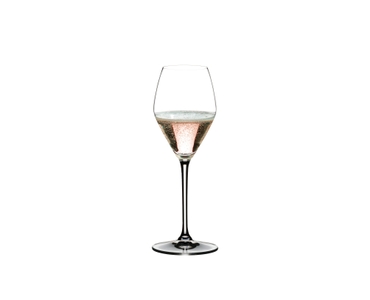 RIEDEL Mixing Set Rosé riempito con una bevanda su sfondo bianco