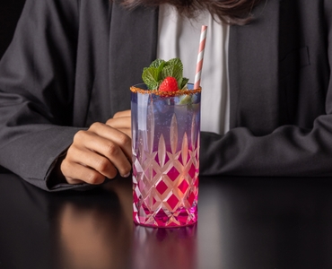 RIEDEL Laudon Highball - violet/pink in use