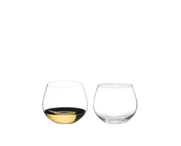 RIEDEL O Wine verre à Chardonnay élevé en fût rempli avec une boisson sur fond blanc