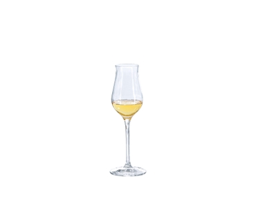 SPIEGELAU Vino Grande Digestiv gefüllt mit einem Getränk auf weißem Hintergrund