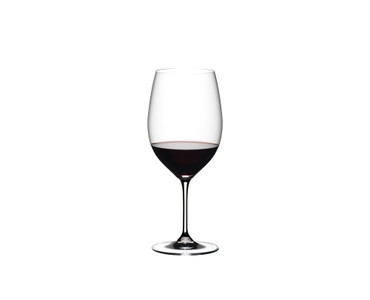 RIEDEL Vinum Cabernet/Merlot rempli avec une boisson sur fond blanc