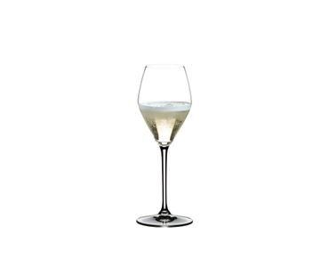 RIEDEL Heart to Heart Champagne Glass rempli avec une boisson sur fond blanc
