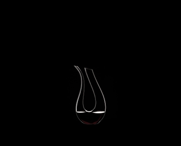 RIEDEL Dekanter Amadeo R. Q. gefüllt mit einem Getränk auf schwarzem Hintergrund