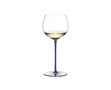 RIEDEL Fatto A Mano Oaked Chardonnay Dark Blue R.Q. filled with a drink on a white background