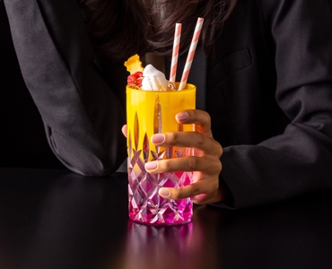 RIEDEL Laudon Highball - orange/pink in use