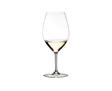 RIEDEL Wine Friendly Magnum - RIEDEL 001 gefüllt mit einem Getränk auf weißem Hintergrund