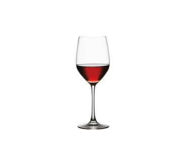 SPIEGELAU Vino Grande Rotweinglas gefüllt mit einem Getränk auf weißem Hintergrund