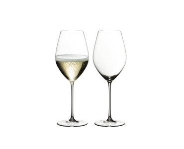RIEDEL Veritas verre à vin de Champagne rempli avec une boisson sur fond blanc