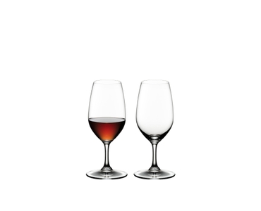 2 RIEDEL Vinum Port glasses side by side. The glass on the left is filled with port wine, the other glass is empty.