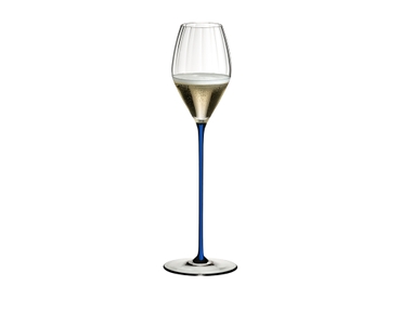 RIEDEL High Performance Champagne Glass Dark Bleu rempli avec une boisson sur fond blanc