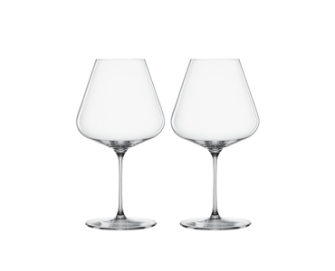 SPIEGELAU Definition Bicchiere Borgogna riempito con una bevanda su sfondo bianco