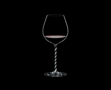 RIEDEL Fatto A Mano Pinot Noir Schwarz & Weiß gefüllt mit einem Getränk auf schwarzem Hintergrund
