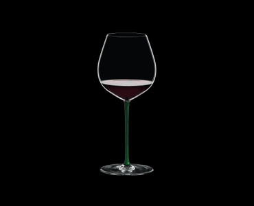 RIEDEL Fatto A Mano Pinot Noir Grün R.Q. gefüllt mit einem Getränk auf schwarzem Hintergrund