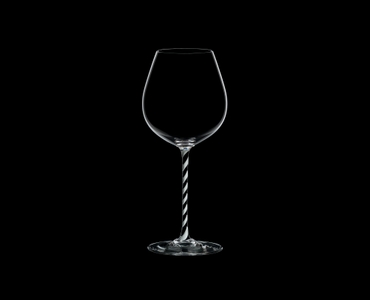RIEDEL Fatto A Mano Pinot Noir Schwarz & Weiß auf schwarzem Hintergrund