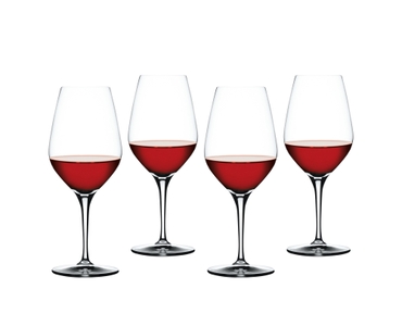 SPIEGELAU Authentis Vino rosso riempito con una bevanda su sfondo bianco