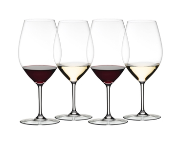 Four RIEDEL Wine Friendly Magnum glasses stand side by side or slightly behind each other in front of white background. The two glasses in front are filled with red wine and the other two glasses are filled with white wine. 