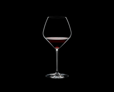 RIEDEL Extreme Pinot Noir gefüllt mit einem Getränk auf schwarzem Hintergrund