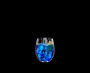 RIEDEL Tumbler Collection Optical O Long Drink con bebida en un fondo negro