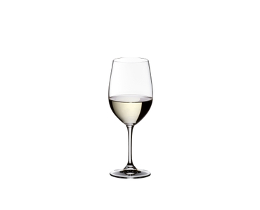 RIEDEL Vinum Daiginjo riempito con una bevanda su sfondo bianco