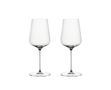 SPIEGELAU Definition Universal Glas gefüllt mit einem Getränk auf weißem Hintergrund