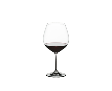 RIEDEL Restaurant Pinot Noir gefüllt mit einem Getränk auf weißem Hintergrund