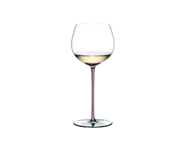 RIEDEL Fatto A Mano Bicchiere Chardonnay barrique malva riempito con una bevanda su sfondo bianco
