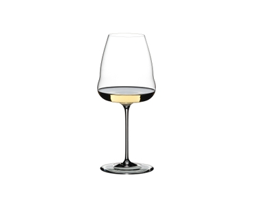 RIEDEL Winewings Sauvignon Blanc rempli avec une boisson sur fond blanc