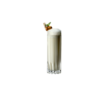 RIEDEL Drink Specific Glassware Fizz Glass rempli avec une boisson sur fond blanc