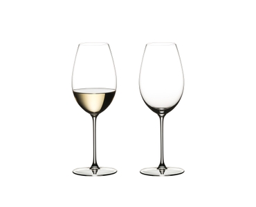RIEDEL Veritas Sauvignon Blanc gefüllt mit einem Getränk auf weißem Hintergrund