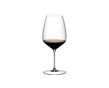 RIEDEL Veloce Cabernet/Merlot gefüllt mit einem Getränk auf weißem Hintergrund