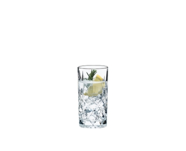 RIEDEL Tumbler Collection Spey Longdrink gefüllt mit einem Getränk auf weißem Hintergrund
