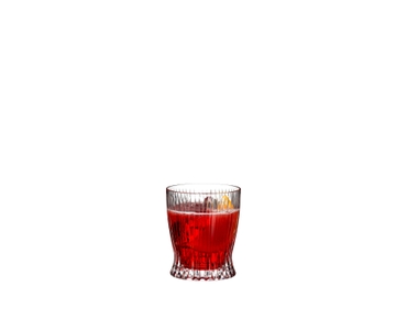 Sonderangebot - RIEDEL Veritas Cabernet + Tumbler Collection Fire Whisky gefüllt mit einem Getränk auf weißem Hintergrund