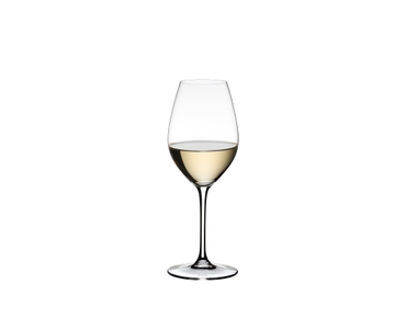 RIEDEL Wine Friendly White Wine / Champagne gefüllt mit einem Getränk auf weißem Hintergrund