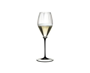 RIEDEL Fatto A Mano Performance Champagne Glass - black stem rempli avec une boisson sur fond blanc