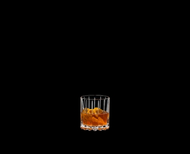 RIEDEL Drink Specific Glassware Neat gefüllt mit einem Getränk auf schwarzem Hintergrund