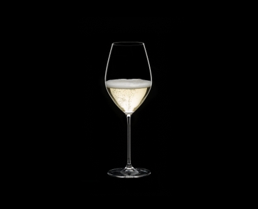 RIEDEL Veritas Restaurant Champagner Weinglas gefüllt mit einem Getränk auf schwarzem Hintergrund