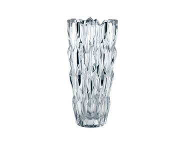 NACHTMANN Quartz Vase - 26cm | 10.25in gefüllt mit einem Getränk auf weißem Hintergrund