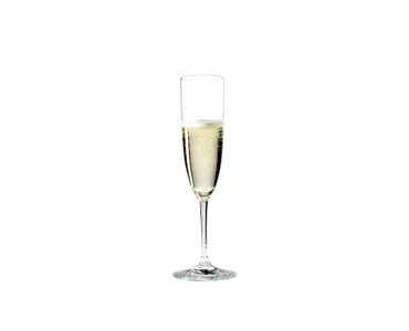 RIEDEL Vinum Champagner Flöte gefüllt mit einem Getränk auf weißem Hintergrund